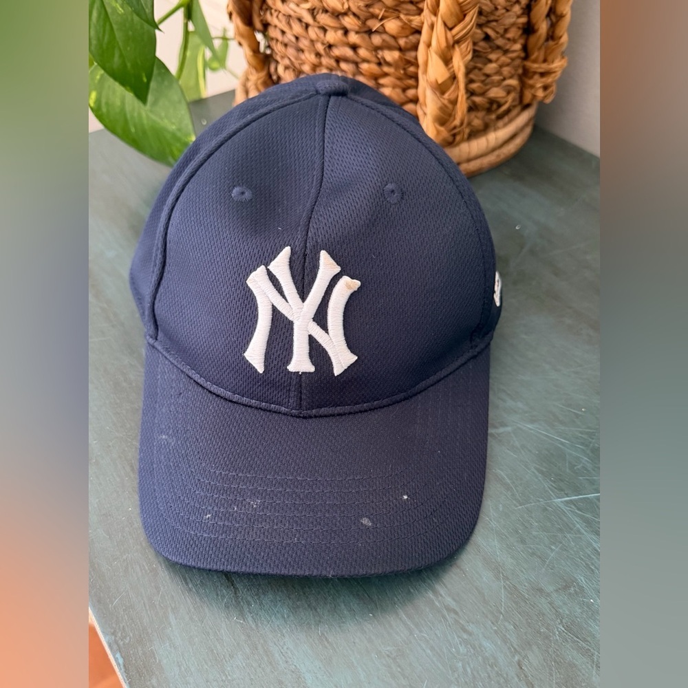 NY Yankees  adjustable baseball hat. OC sports team MLB logo. New Era cap.